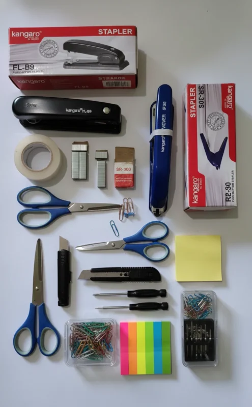 مستلزمات مكتبية كاملة تشمل دباسة مقصات شريط لاصق واقلام وادوات تنظيم للمكاتب والمدارس