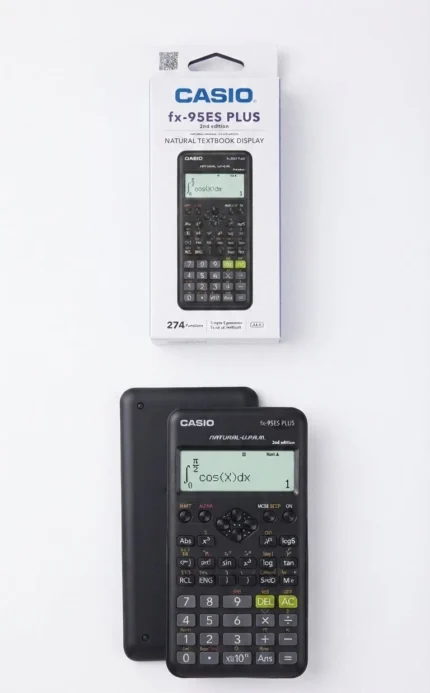 محتويات عبوة آلة حاسبة كاسيو Casio FX-95ES Plus الأصلية تشمل الآلة الحاسبة والغطاء والعلبة ودليل الاستخدام وكارت الضمان.