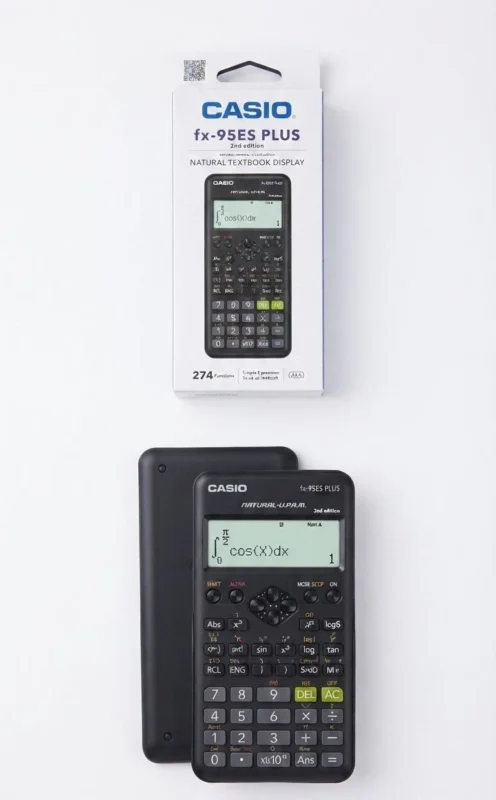 محتويات عبوة آلة حاسبة كاسيو Casio FX-95ES Plus الأصلية تشمل الآلة الحاسبة والغطاء والعلبة ودليل الاستخدام وكارت الضمان.